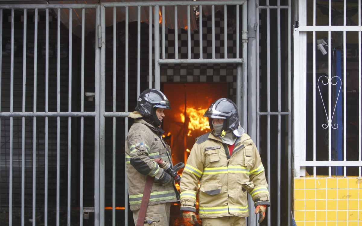 Um incêndio de grandes proporções atingiu um galpão de uma loja em Ramos, zona norte do Rio de Janeiro, na manhã desta segunda-feira (09).