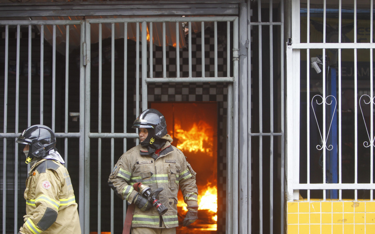 Um incêndio de grandes proporções atingiu um galpão de uma loja em Ramos, zona norte do Rio de Janeiro, na manhã desta segunda-feira (09).