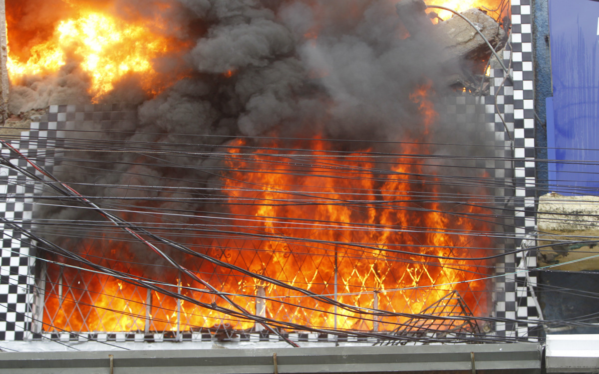 Um incêndio de grandes proporções atingiu um galpão de uma loja em Ramos, zona norte do Rio de Janeiro, na manhã desta segunda-feira (09).