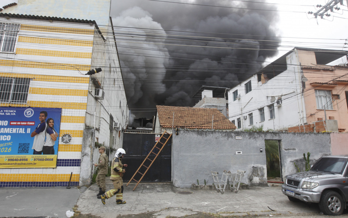 Um incêndio de grandes proporções atingiu um galpão de uma loja em Ramos, zona norte do Rio de Janeiro, na manhã desta segunda-feira (09).