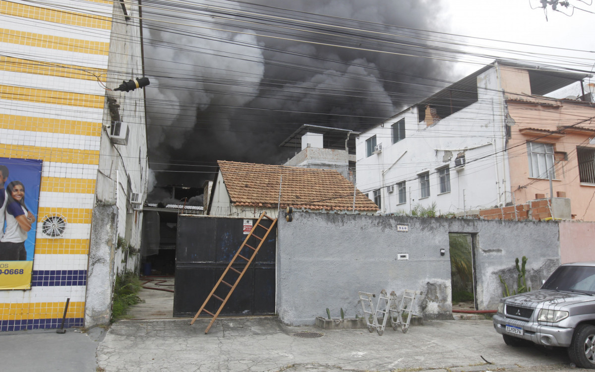 Um incêndio de grandes proporções atingiu um galpão de uma loja em Ramos, zona norte do Rio de Janeiro, na manhã desta segunda-feira (09).