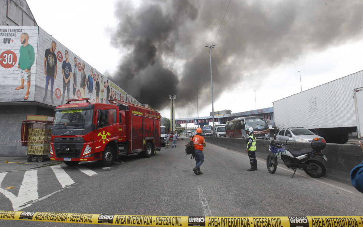 Um incêndio de grandes proporções atingiu um galpão de uma loja em Ramos, zona norte do Rio de Janeiro, na manhã desta segunda-feira (09).