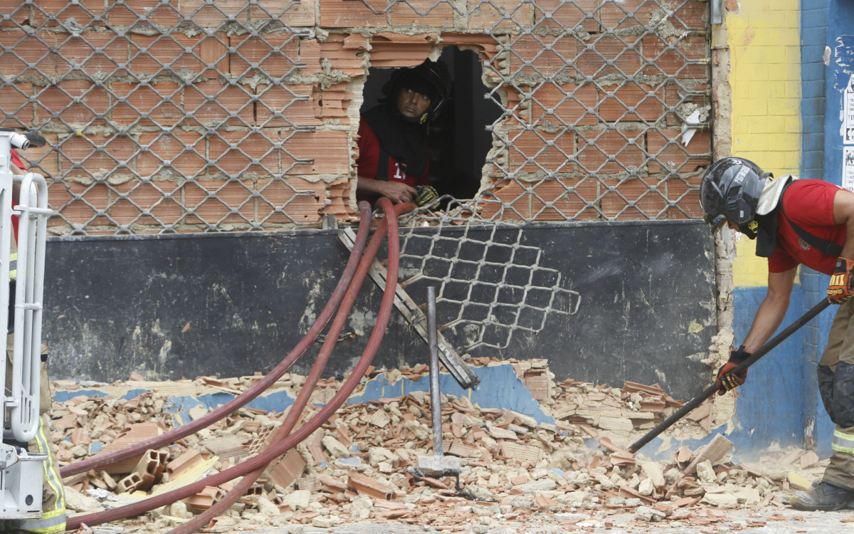 Um incêndio de grandes proporções atingiu um galpão de uma loja em Ramos, zona norte do Rio de Janeiro, na manhã desta segunda-feira (09).
