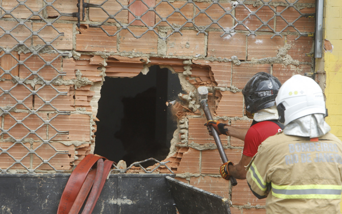 Um incêndio de grandes proporções atingiu um galpão de uma loja em Ramos, zona norte do Rio de Janeiro, na manhã desta segunda-feira (09).