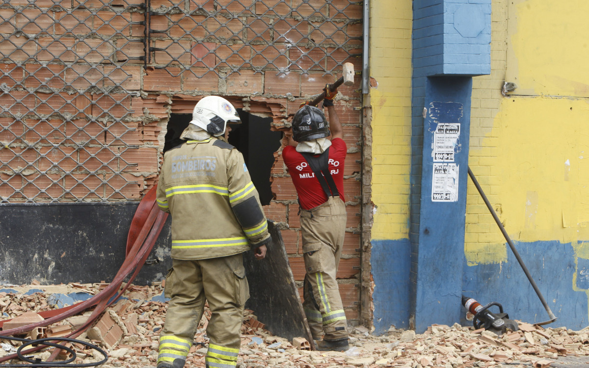 Um incêndio de grandes proporções atingiu um galpão de uma loja em Ramos, zona norte do Rio de Janeiro, na manhã desta segunda-feira (09).