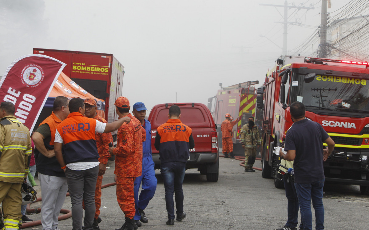 Um incêndio de grandes proporções atingiu um galpão de uma loja em Ramos, zona norte do Rio de Janeiro, na manhã desta segunda-feira (09).