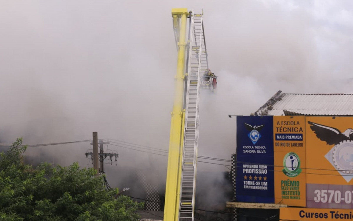 Bombeiros dos quart&eacute;is de Ramos, Penha, Iraj&aacute;, M&eacute;ier e Central foram acionados para o combate ao inc&ecirc;ndio - Carlos Elias/Ag&ecirc;ncia O Dia