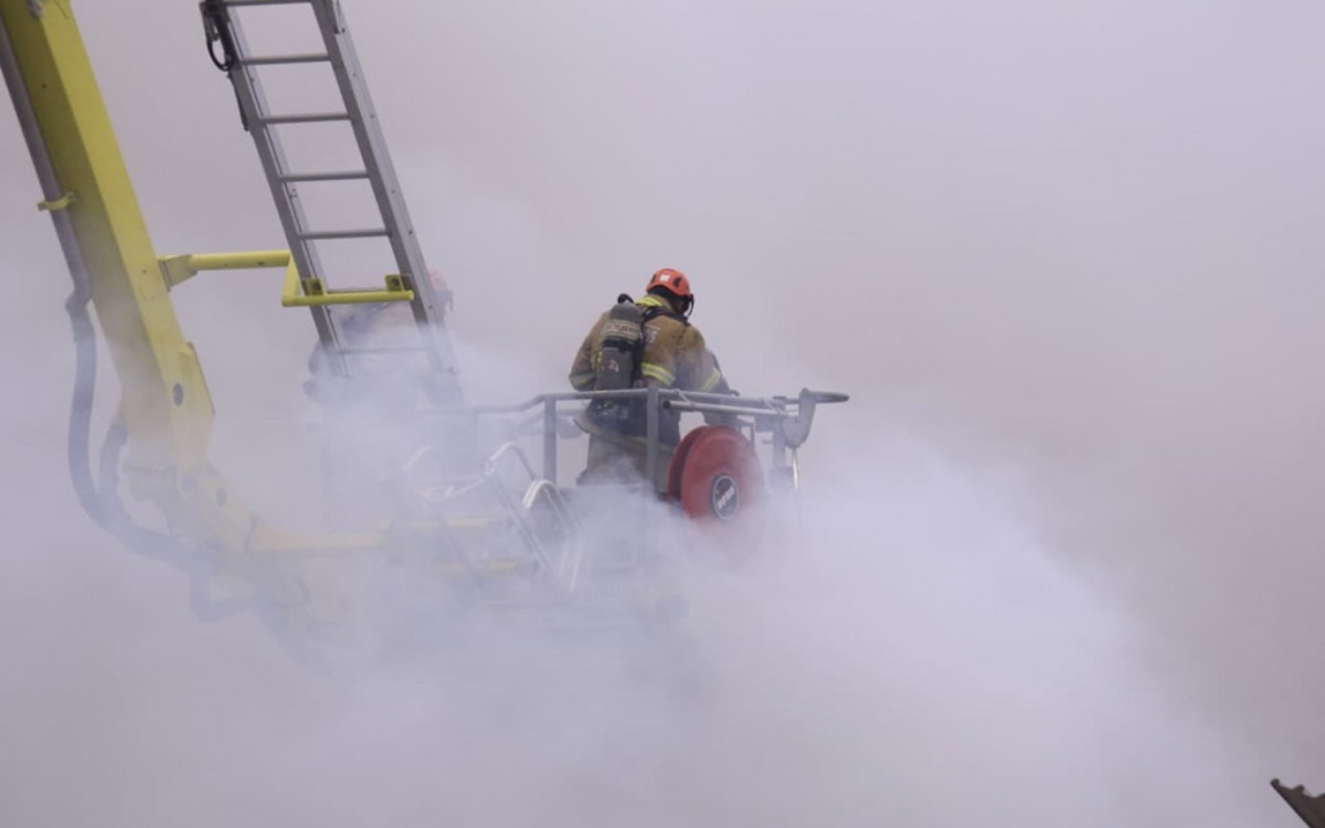 Bombeiros dos quartéis de Ramos, Penha, Irajá, Méier e Central foram acionados para o combate ao incêndio