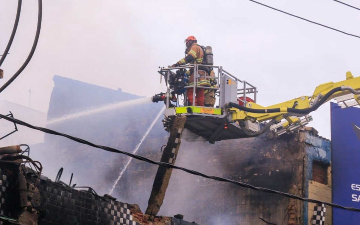 Bombeiros dos quartéis de Ramos, Penha, Irajá, Méier e Central foram acionados para o combate ao incêndio