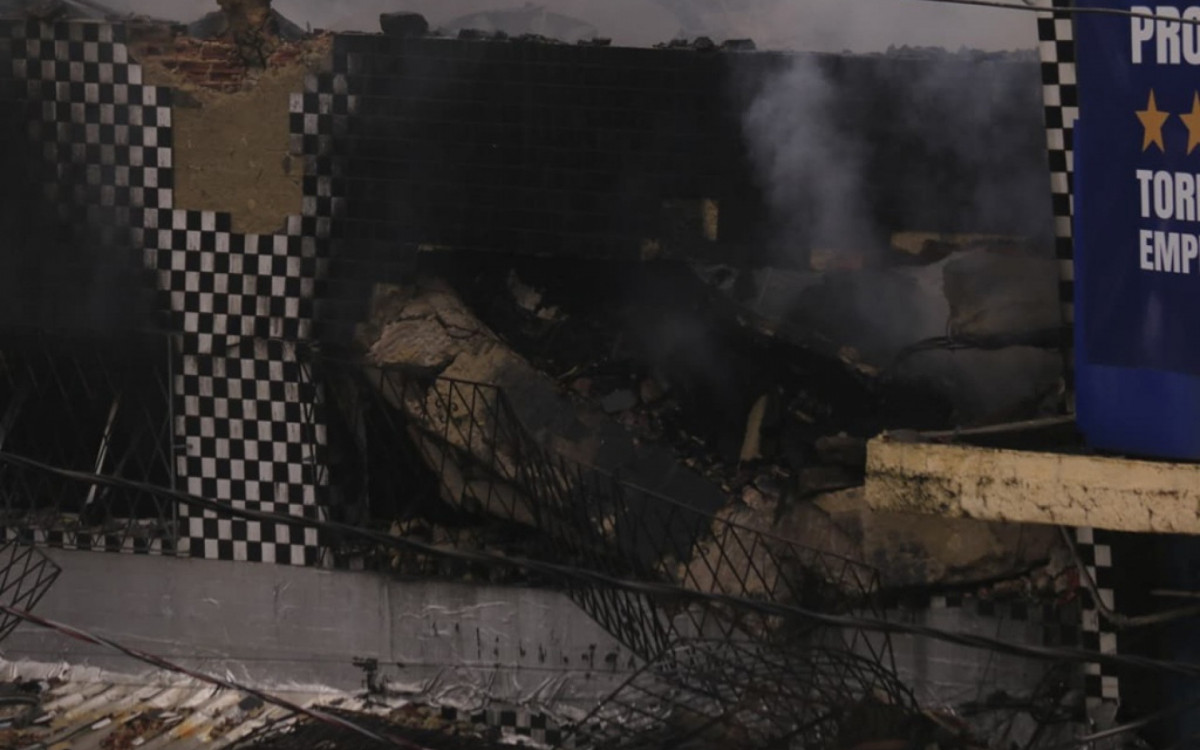 Incêndio atingiu loja que abrigava materiais altamente inflamáveis, como óleos e pneus
