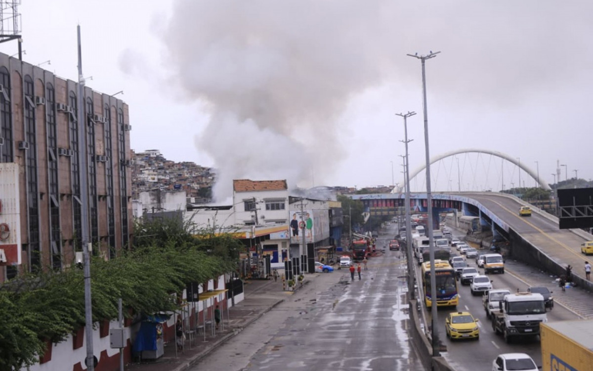 Incêndio causou impactos no fluxo de veículos na Avenida Brasil