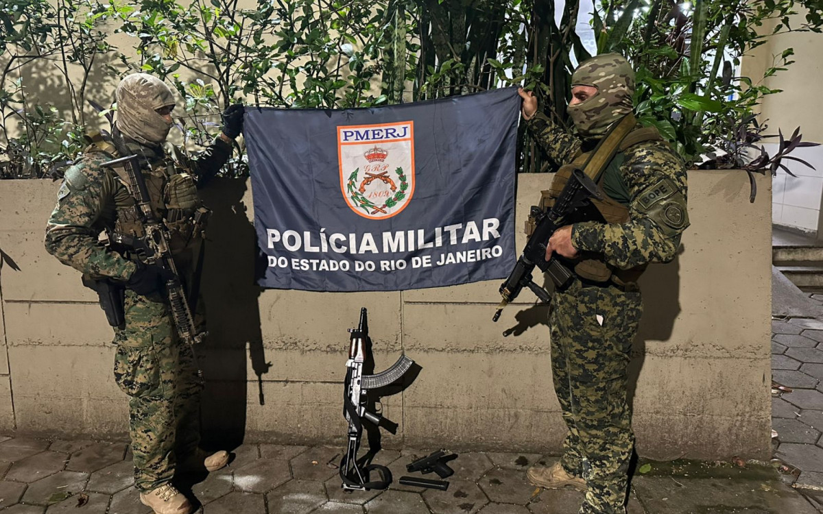 Na ação, os agentes apreenderam um fuzil e uma pistola