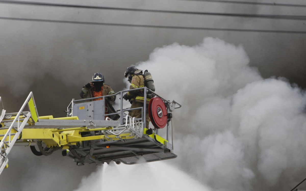 Bombeiros utilizam escada mecânica em combate ao incêndio em Ramos