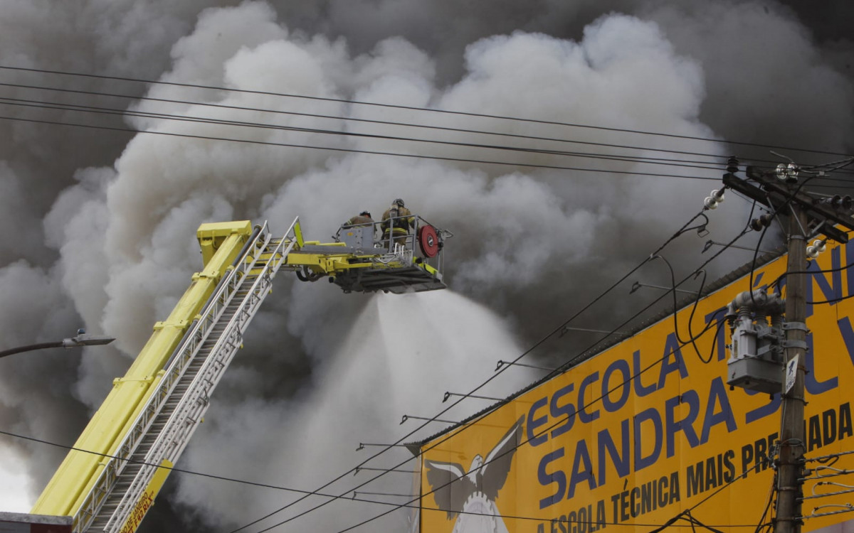 Bombeiros utilizam escada mecânica em combate ao incêndio em Ramos