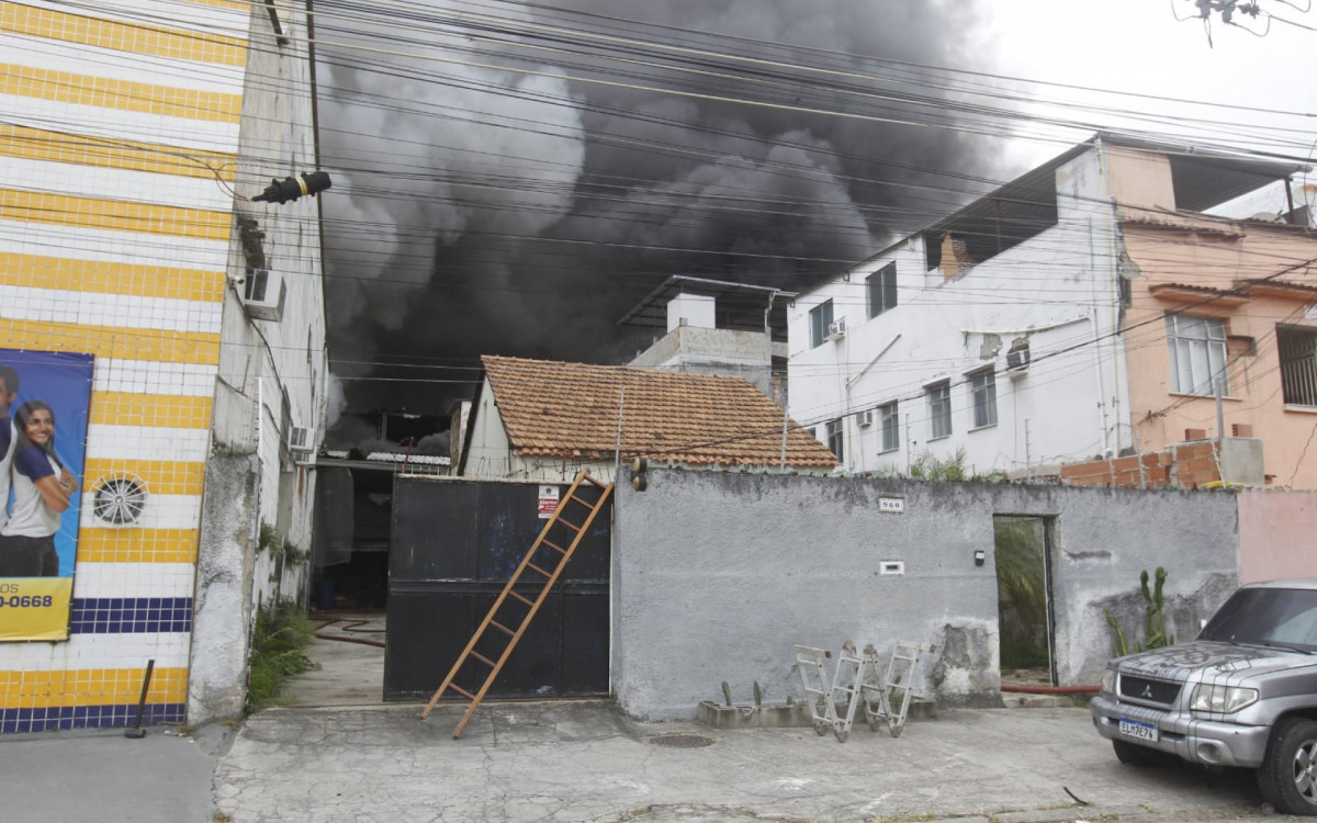 Moradores das proximidades precisaram sair de casa, em Ramos
