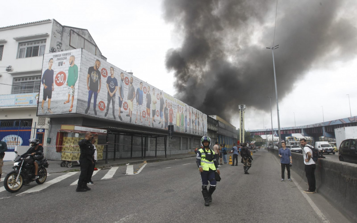 Enorme volume de fumaça ficou visível em diversos pontos da Zona Norte
