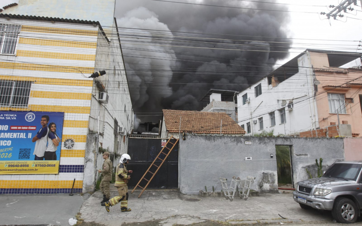 Moradores da Zona Norte relataram o forte cheiro da fumaça escura