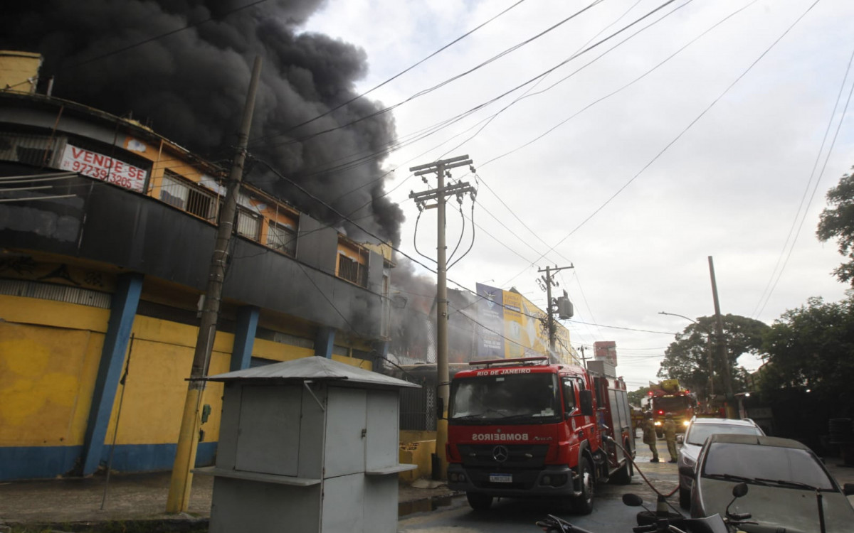 Bombeiros foram acionados por volta das 6h50