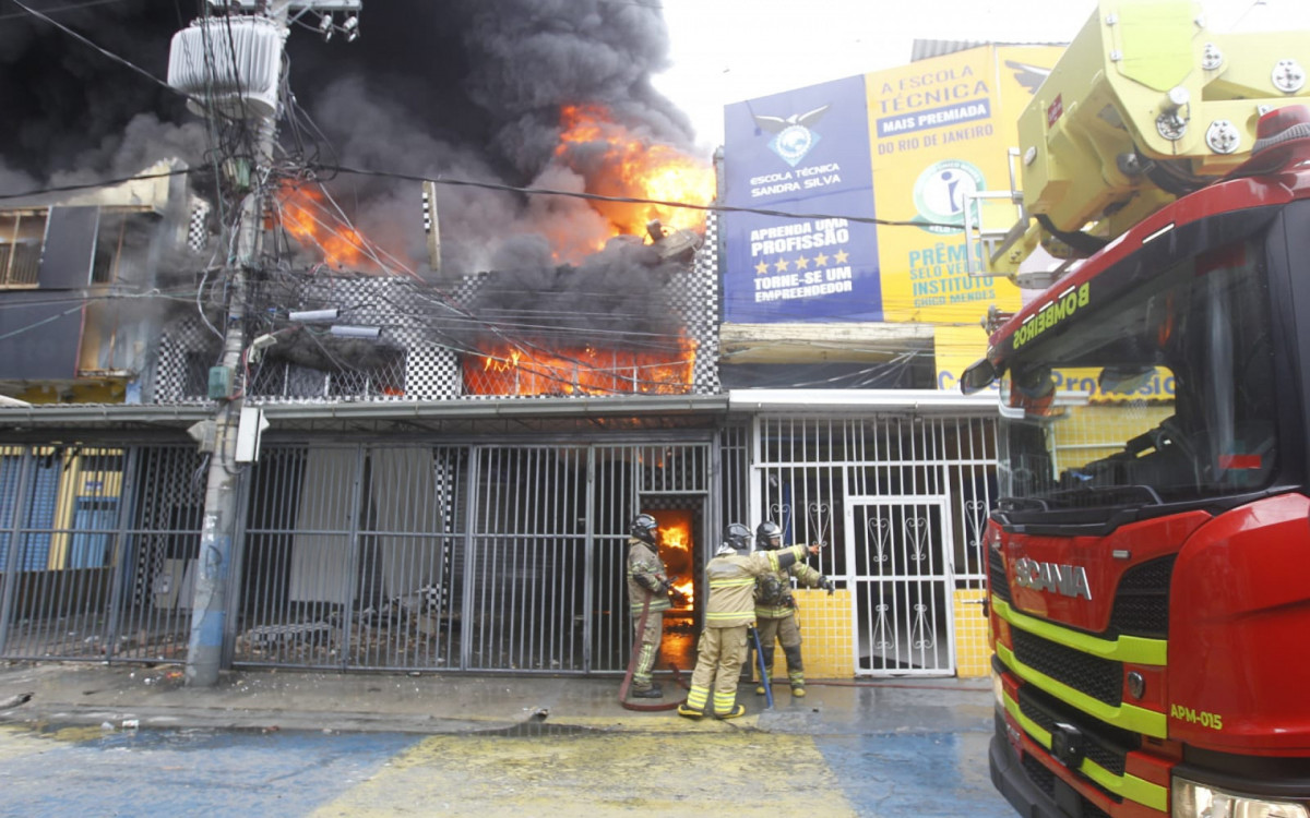Fogo destruiu a loja de autopeças, em Ramos