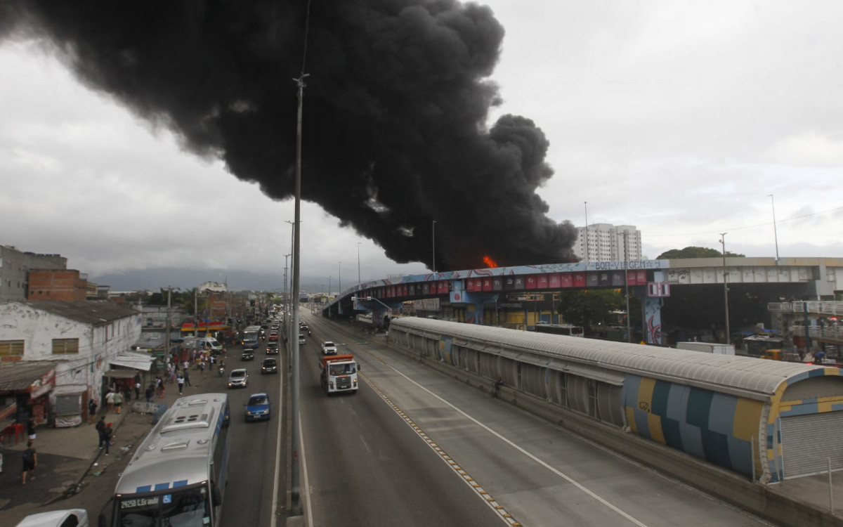 Enorme volume de fumaça ficou visível em diversos pontos da Zona Norte - Reginaldo Pimenta / Agência O Dia