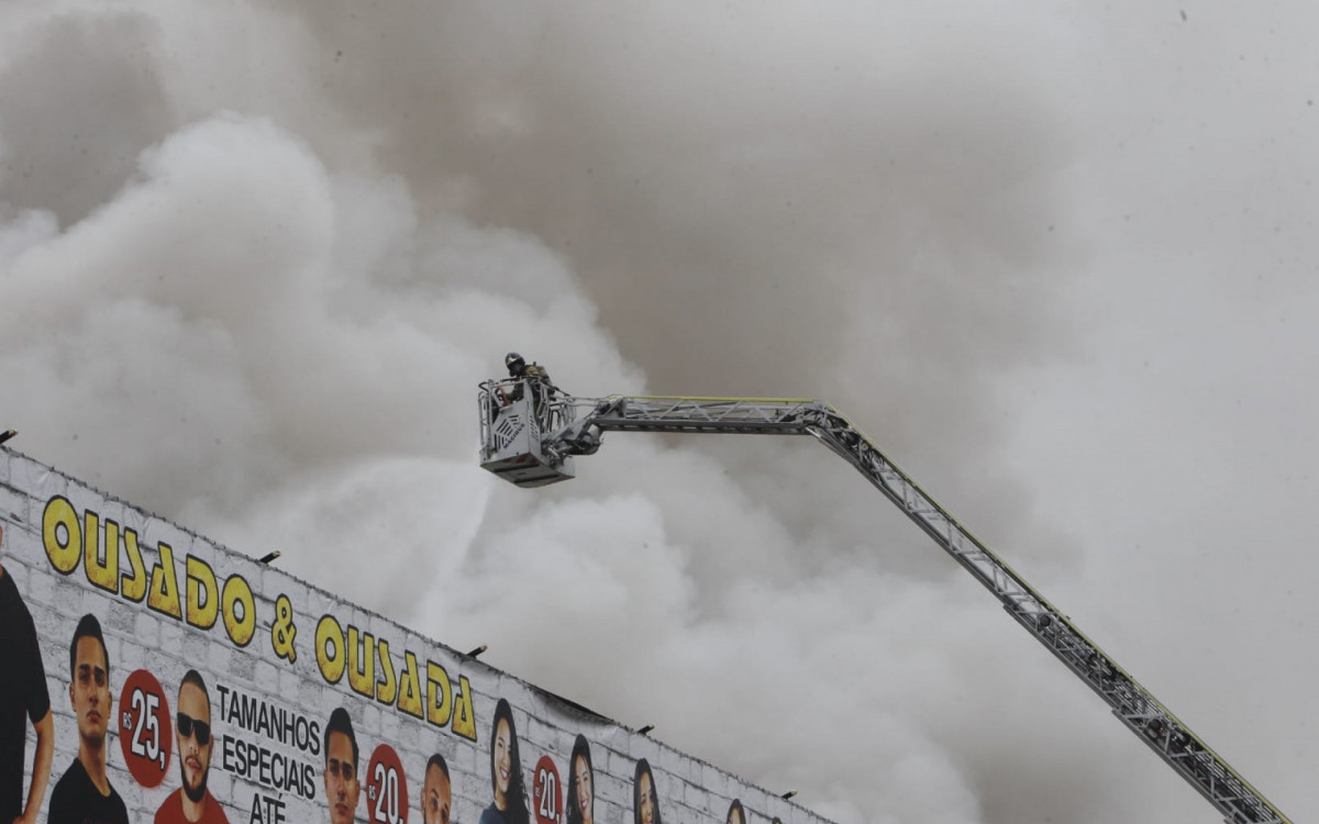 Bombeiros utilizam escada mecânica em combate ao incêndio em Ramos