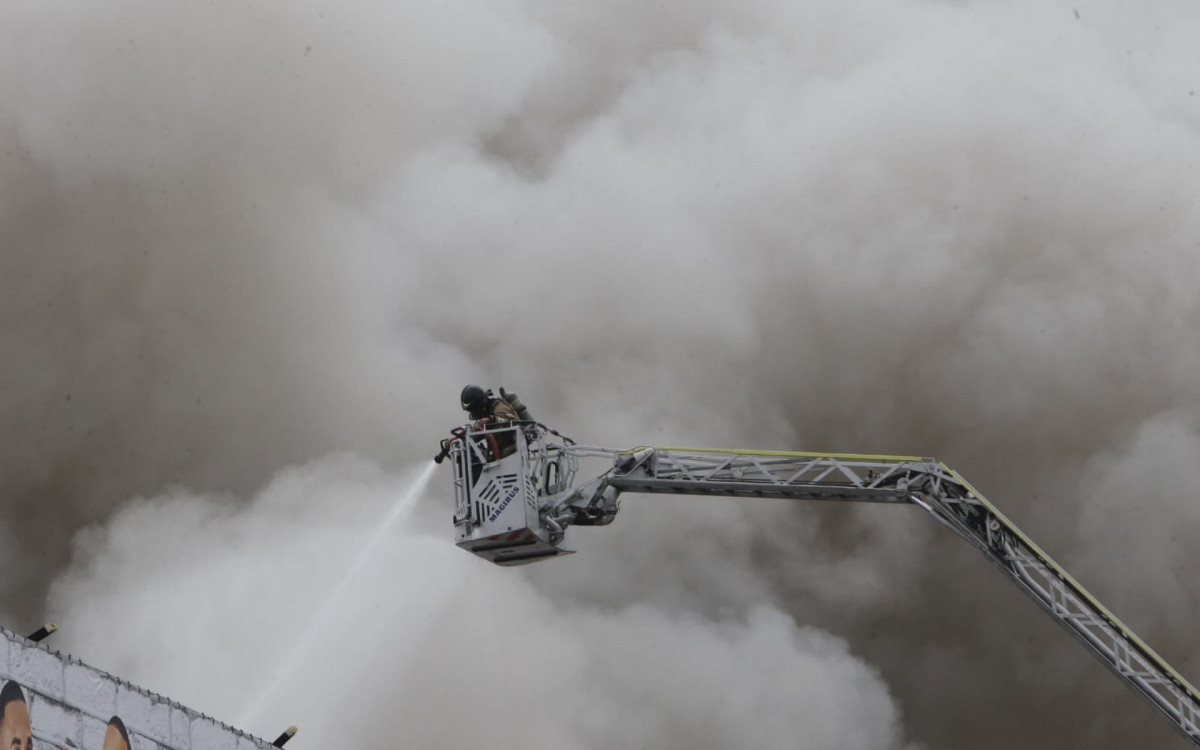Bombeiros utilizam escada mecânica em combate ao incêndio em Ramos