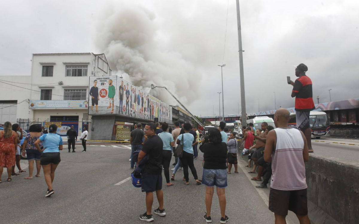 Pista lateral da Avenida Brasil ficou fechada na altura de Ramos