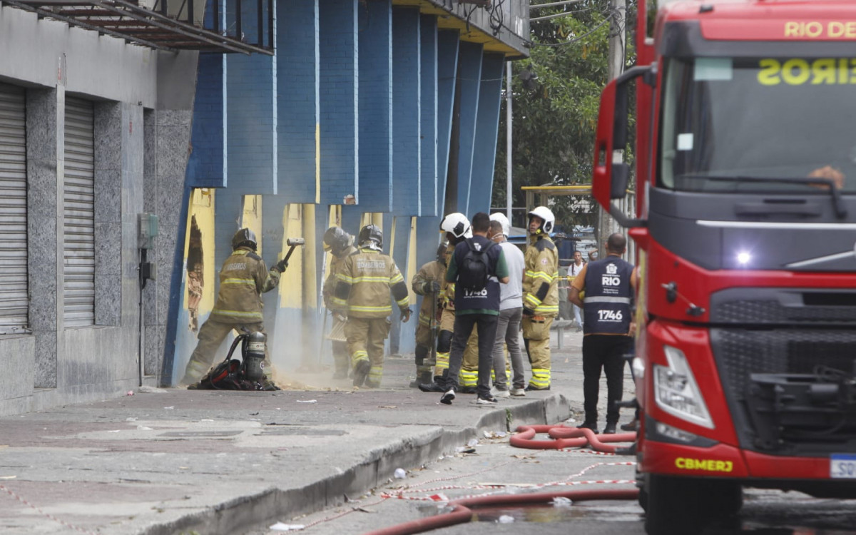 Bombeiros precisaram quebrar a parede de um imóvel ao lado da loja, em Ramos