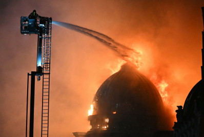 Incêndio de grandes proporções fecha maior estação de trem da Escócia