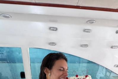 Alane Dias celebra 27 anos em passeio de barco com Fran Gil e amigos