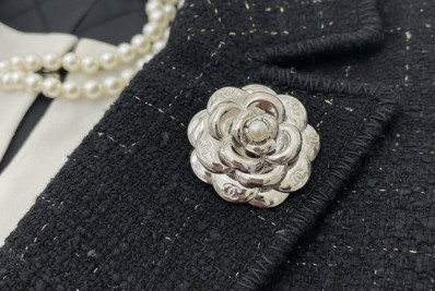 Elegância em um detalhe: o broche conquista novamente o mundo da moda