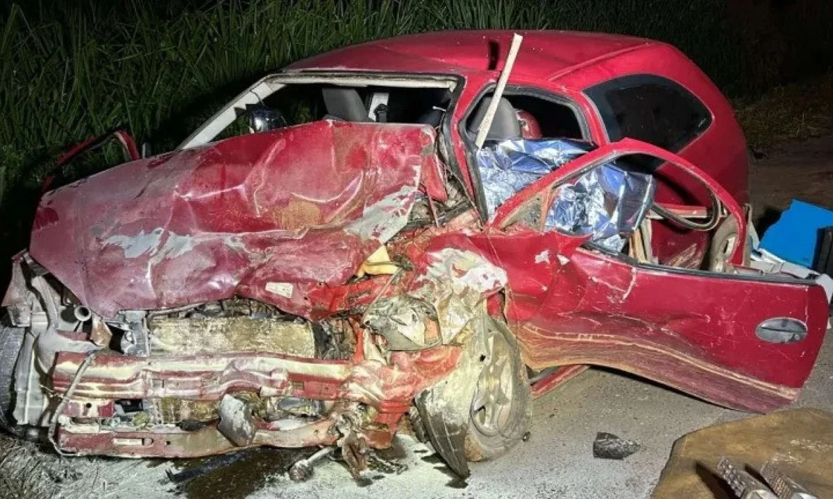 Colisão frontal entre carros deixa quatro mortos