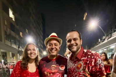 Explosão de público e alegria com desfile histórico da Viradouro na Avenida Amaral Peixoto