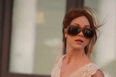 Giovanna Ewbank exibe tatuagem no bumbum ao usar vestido estilo camisola