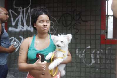 Moradores mostram alívio após salvarem pets de incêndio em Ramos: ‘Com vida, graças a Deus’