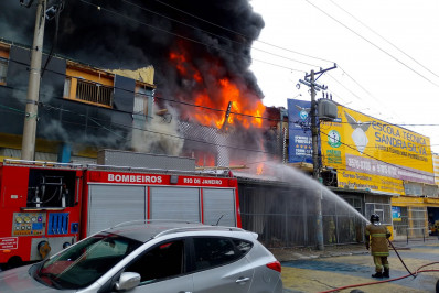Incêndio de grandes proporções atinge loja em Ramos