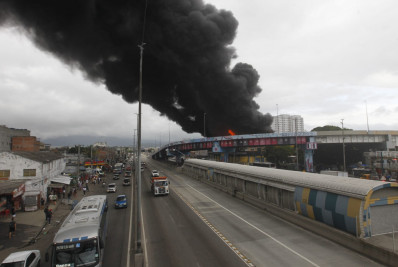 Fotos! Grande incêndio destrói loja em Ramos