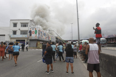 Combate a incêndio em Ramos fecha parte da Avenida Brasil; multidão ocupa pista