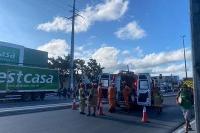 Mulher fica ferida após colisão entre carro e moto em Cabo Frio