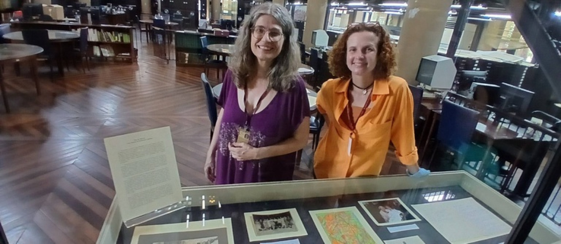 Renata de Ara&uacute;jo e Ana L&uacute;cia Merege s&atilde;o as respons&aacute;veis pela exposi&ccedil;&atilde;o - Divulga&ccedil;&atilde;o / Funda&ccedil;&atilde;o Biblioteca Nacional 