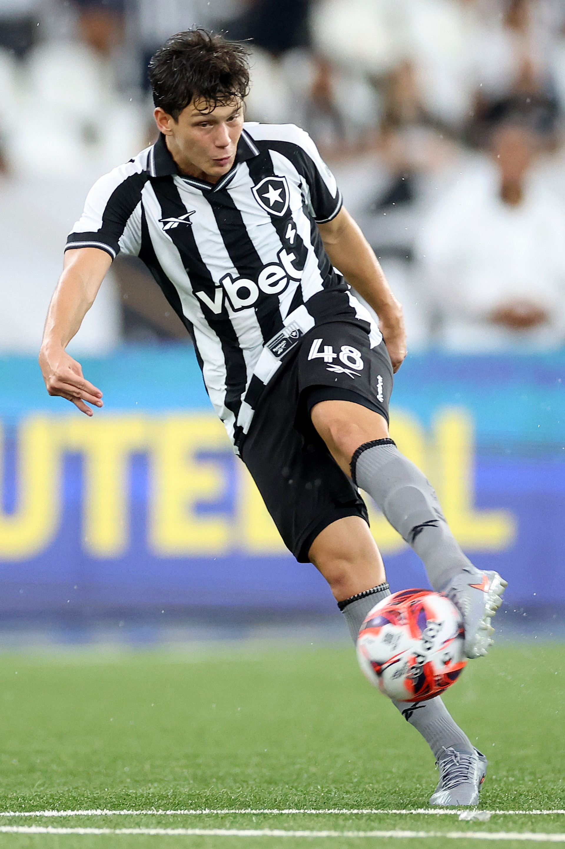 Botafogo renova o contrato do meio-campista Arthur Novaes