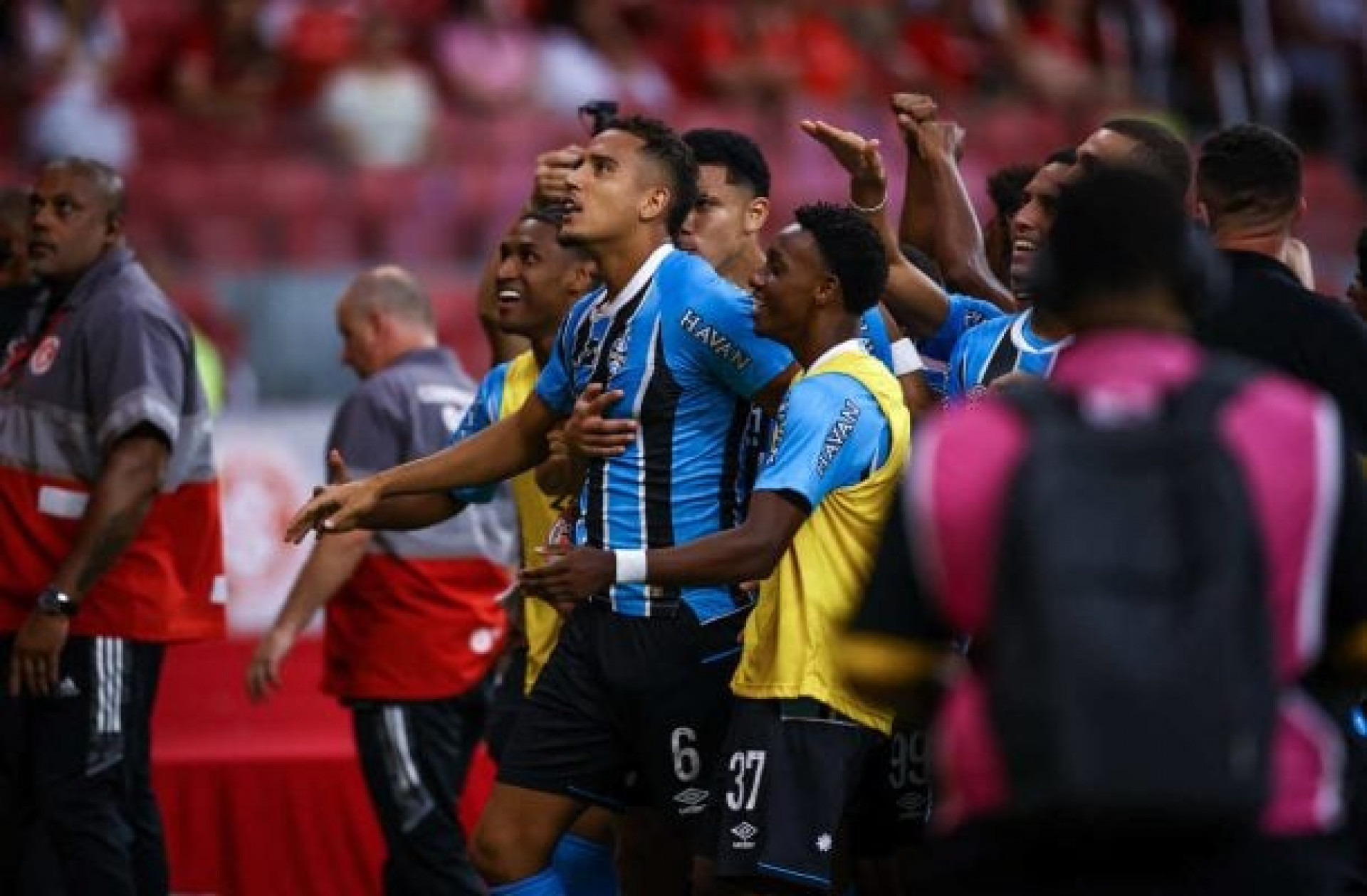 V&iacute;deo! Vestido de valsa vira provoca&ccedil;&atilde;o ap&oacute;s t&iacute;tulo do Gr&ecirc;mio sobre o Internacional