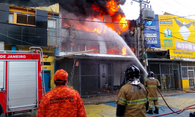 Incêndio de grandes proporções atinge loja de peças de moto em Ramos