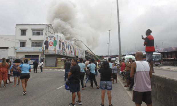 Trabalho de combate a incêndio em Ramos fecha pista da Avenida Brasil