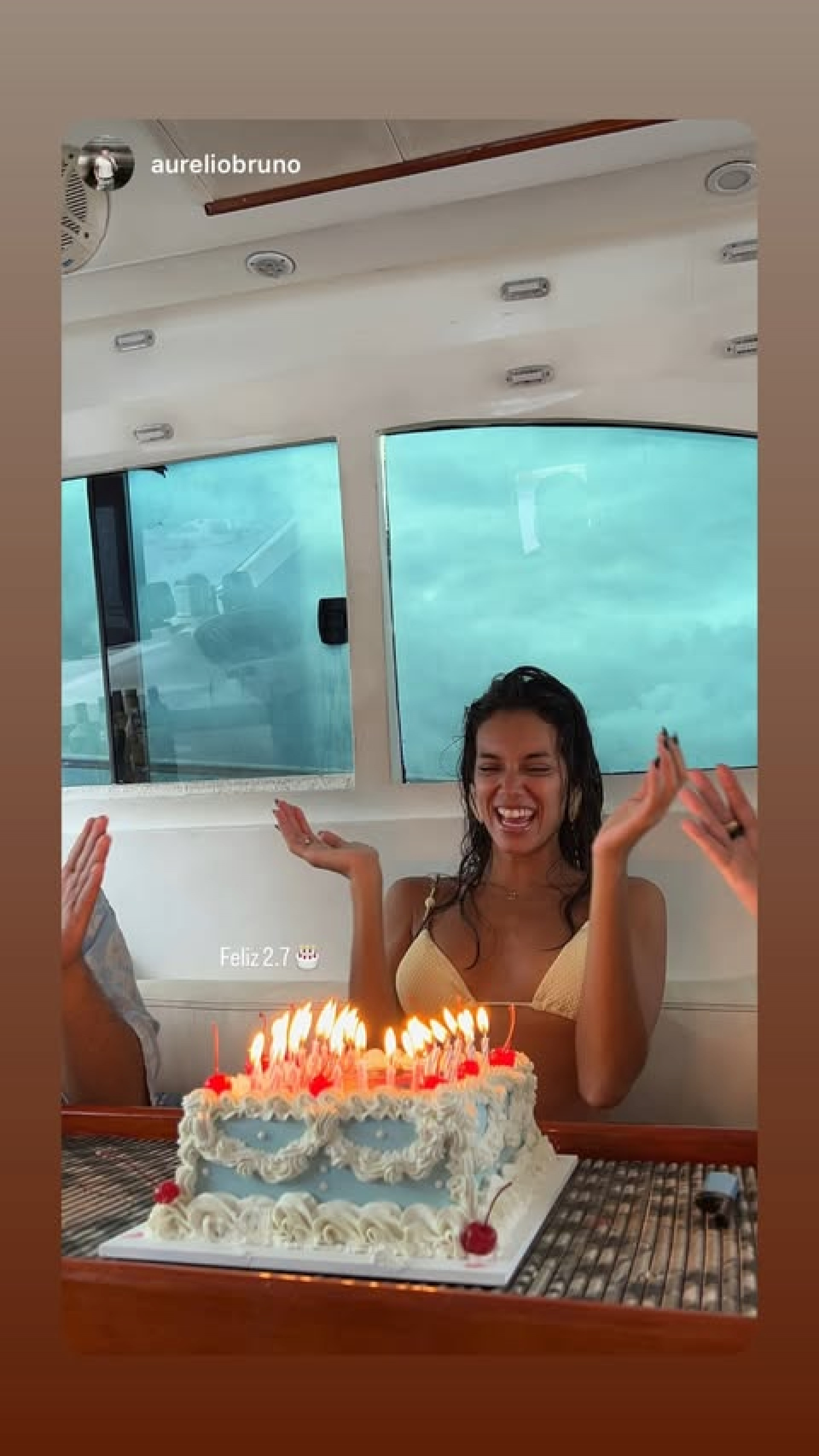 Alane Dias celebra 27 anos em passeio de barco com Fran Gil e amigos - Reprodução Instagram