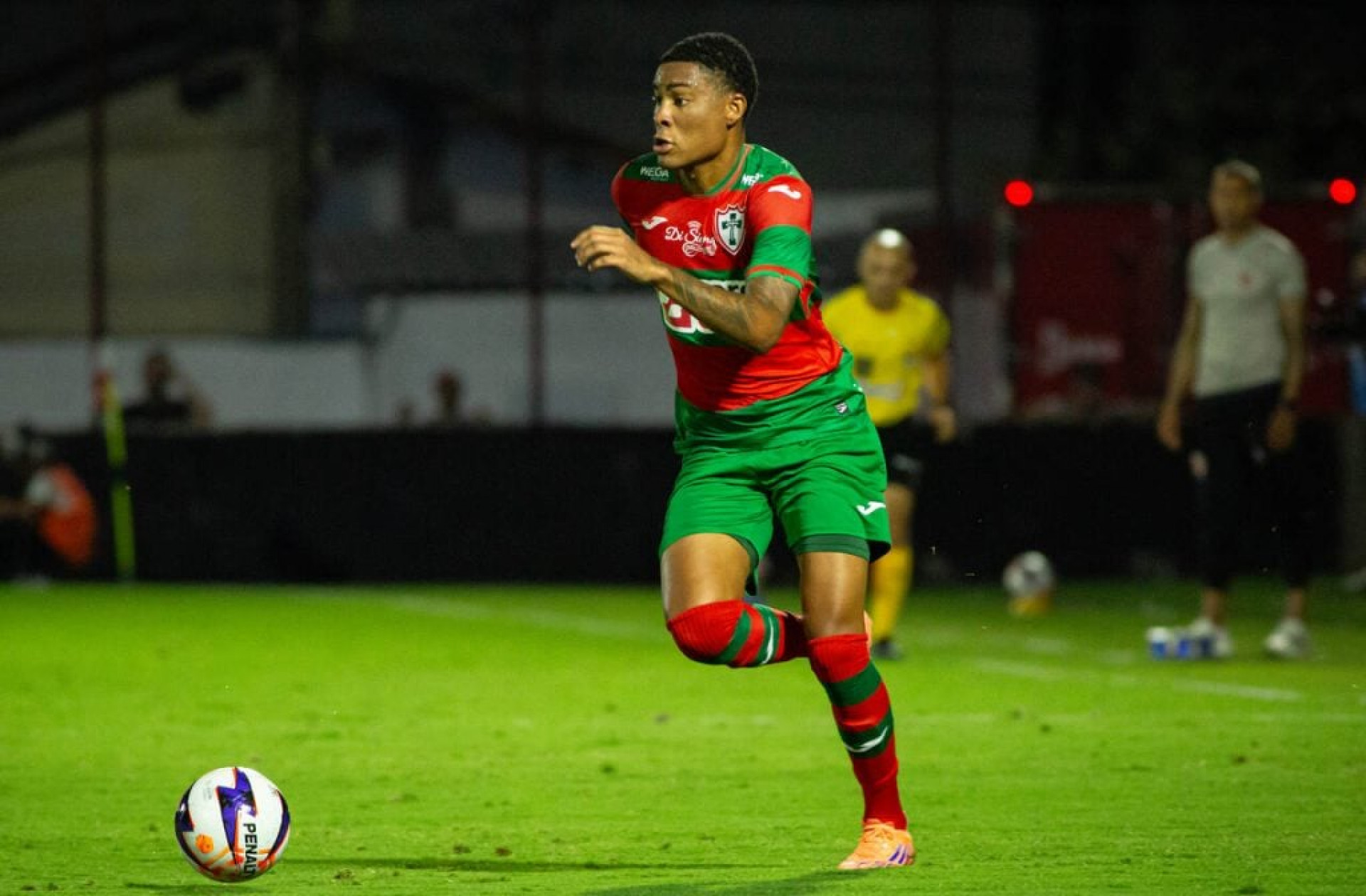 Botafogo monitora lateral-esquerdo da Portuguesa-SP