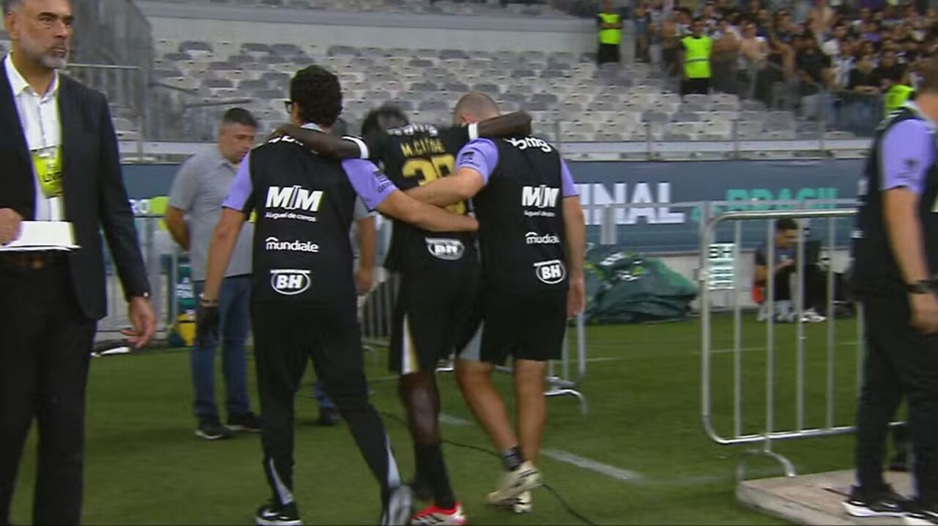 Atl&eacute;tico descarta fratura em volante, que sofre corte profundo no p&eacute;