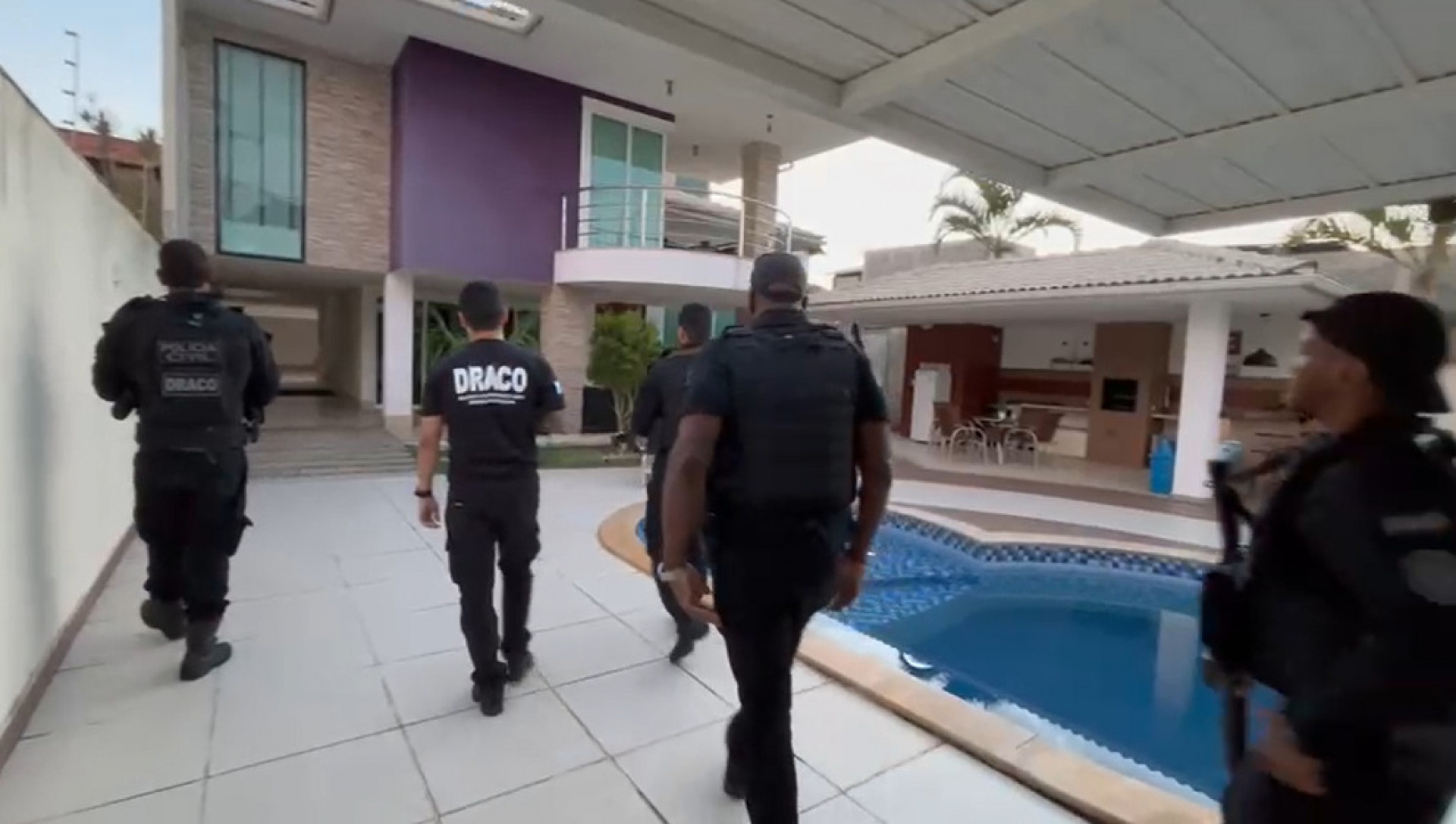 Policiais da Draco cumprem 38 mandados de busca e apreensão - Divulgação / PCERJ