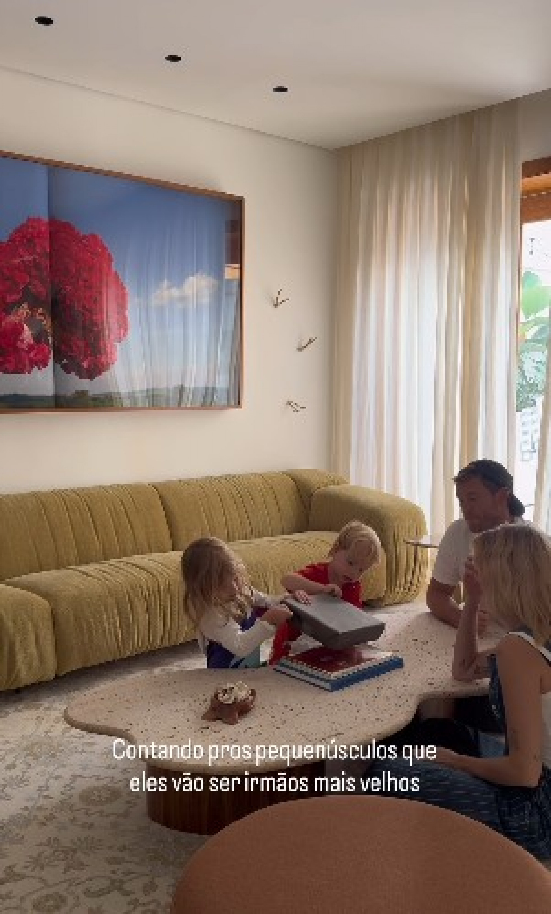 Isabella Scherer e Rodrigo Calazans contam para os filhos, Mel e Bento, que eles terão um irmão - Reprodução de vídeo / Instagram