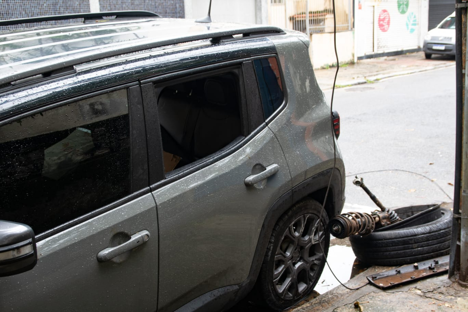 Carro usado pelos criminosos foi levado para a 18ª DP (Praça da Bandeira)  - Érica Martin / Agência O Dia